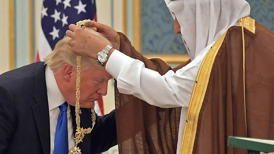 trump-medal-saudi-arabia