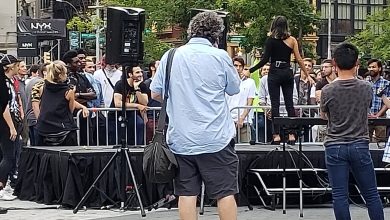 Photo of Woman Uses Tinder to Trick a Swarm of Men into Competing for a Date