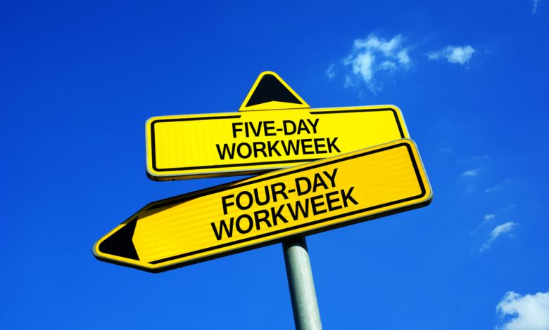 Traffic signs with two options - 4-day or 5-day work week.