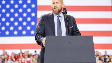 Photo of Former Trump Campaign Manager Detained by Police