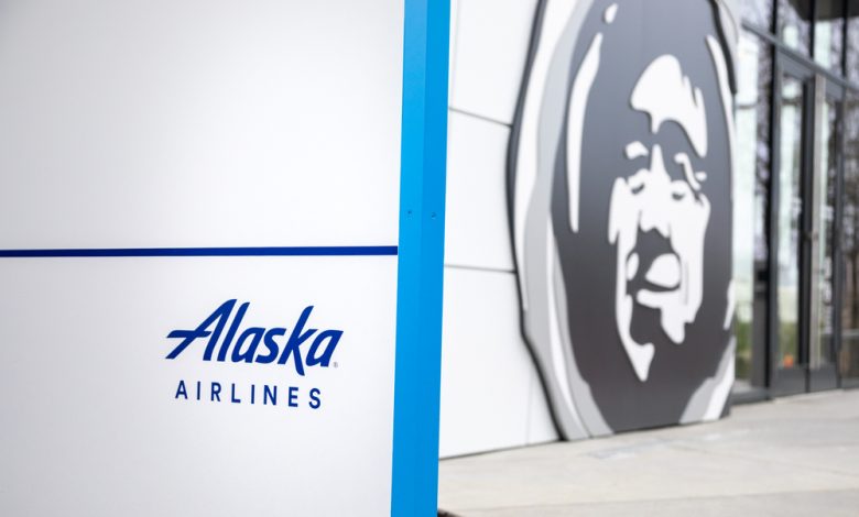Alaska Airlines Man Jumps on Plane's wing